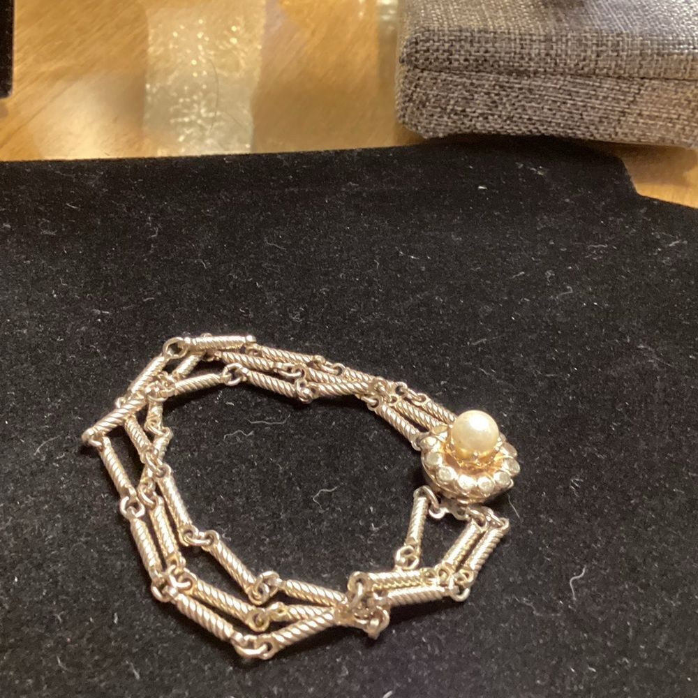Goldtone Link Bracelet with Faux Pearl Clasp